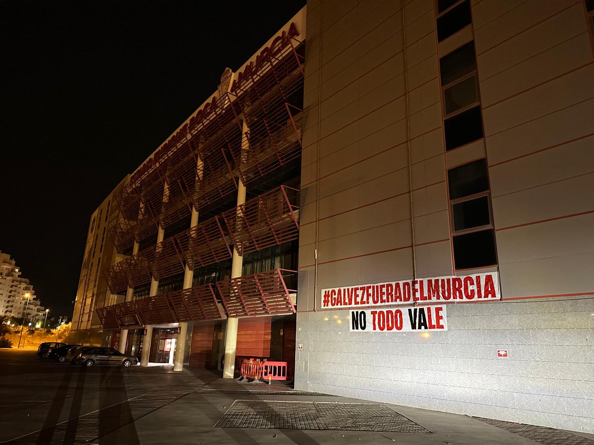 FondoSurEnPie's tweet photo. Episodio Gálvez

Unos de los mayores sinvergüenzas que han pasado por Nueva Condomina se atrevían a volver, y el murcianismo se levantó como aquellas tardes en la explanada. Afición siempre guerrera. 

Juntos logramos quitarnos de encima a esas garrapatas. https://t.co/6j9Q5O6NpT