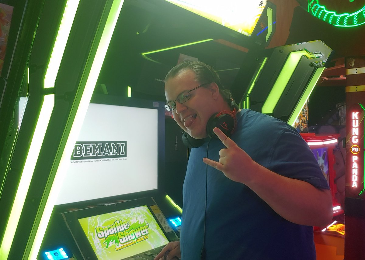 K0LDX's tweet photo. Grandpa is back in business. #IIDX #IIDX33 https://t.co/x8PbSR8E6Q