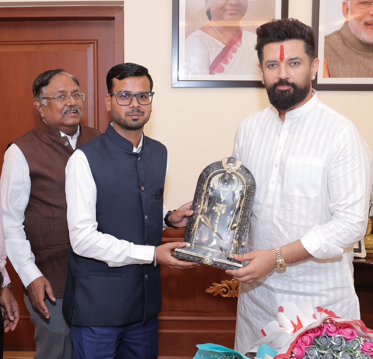Harshit20196306's tweet photo. आज दिल्ली में मा० कैबिनेट मंत्री, भारत सरकार श्री चिराग पासवान जी से जस्टिस श्री सुधीर सक्सेना जी के साथ शिष्टाचार भेंट की मेरे साथ ऐड० शिवा सक्सेना जी साथ रहे। https://t.co/hoLlcBIOmQ