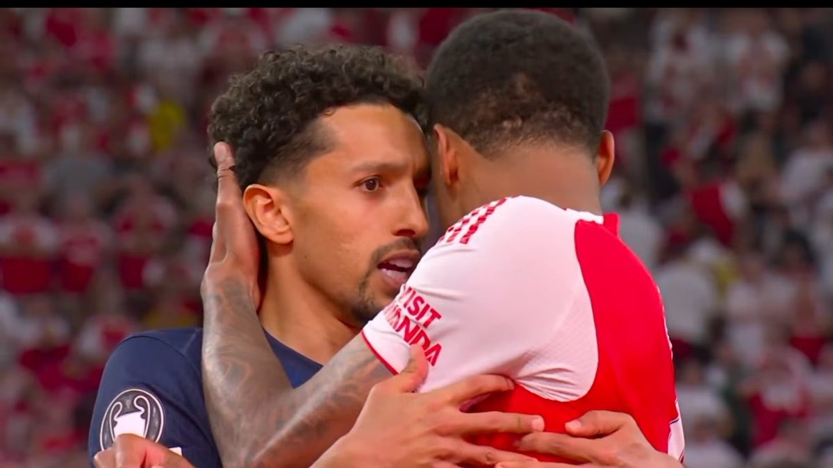capelareal's tweet photo. Baita imagem!

Marquinhos foi primeiro consolar o Gabriel, antes de comemorar o título! 👏🏼 https://t.co/Zi6NZxBKRw