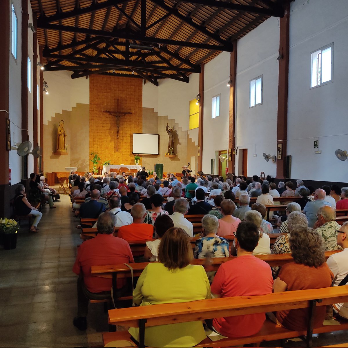 avstantoni's tweet photo. Iniciant les #FestesSantAntoni #Llefià #Badalona  amb harmonia i les bones vibracions 🎻 del concert Amorosa primavera de l'orquestra de Cambra Catalana https://t.co/XY2PjJsm6b