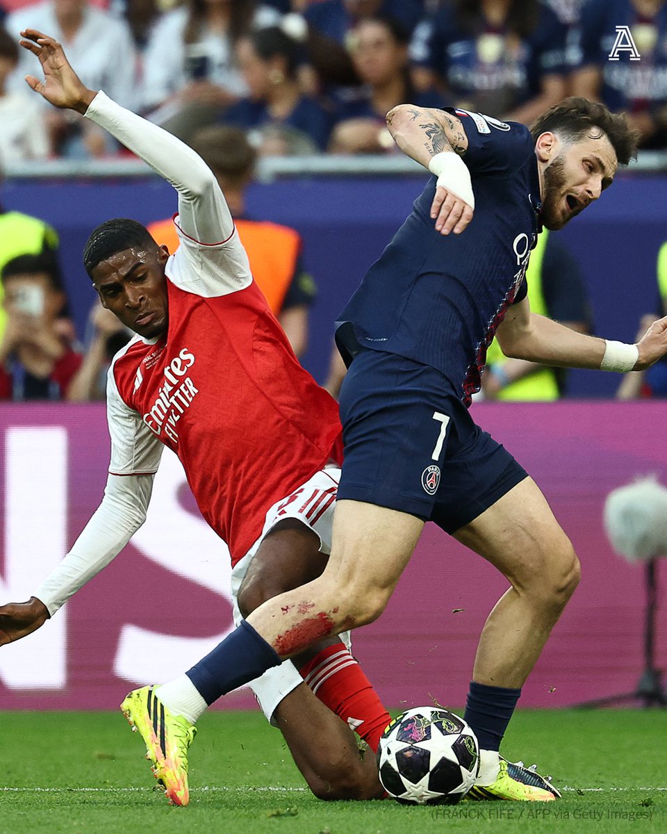 _rodolfoelgolfo's tweet photo. El Arsenal iba ganando 1-0, Mosquera hizo la falta que provocó el penalti del empate del PSG y al final su equipo perdió la final en los penaltis. Te puedes ir del Valencia pero el Valencia no se va nunca de ti. https://t.co/YPVyS3z35x