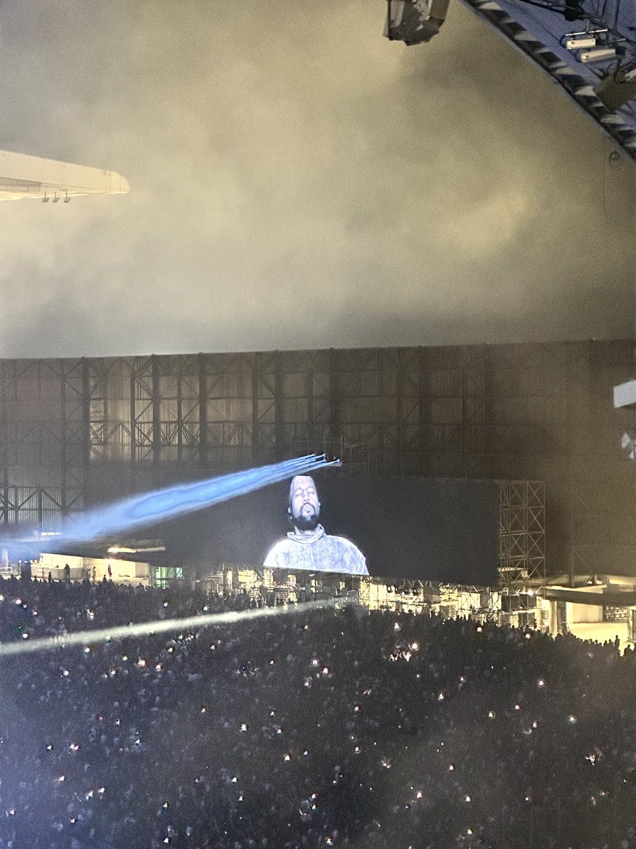 damlatheturtle's tweet photo. şu kamerayı kim kullanıyorsa düzgün kullansın #kanyewest https://t.co/PbjNlESjTa