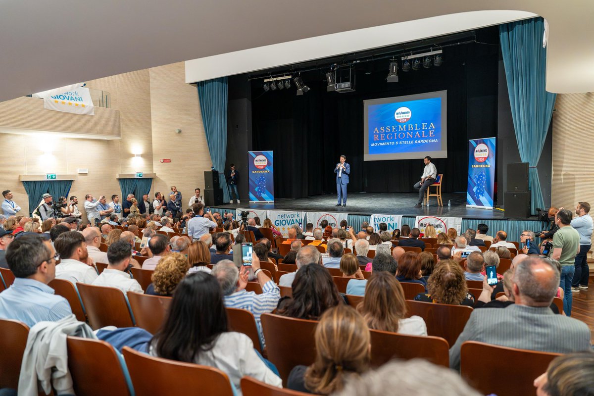 GiuseppeConteIT's tweet photo. Quanta energia, Oristano! Una giornata di grande partecipazione per una riuscitissima assemblea regionale della nostra comunità sarda. 

Un’occasione non solo per rilanciare il grande lavoro che la giunta regionale della nostra @ATodde sta portando avanti da oltre due anni, ma anche un momento di dialogo e confronto con i nostri attivisti - in scia all’onda popolare dei 100 spazi di democrazia promossi da ‘Nova’ che ha attraversato tutta l’Italia.

La Sardegna è un territorio vivissimo in cui il M5S ha scelto di rimettere al centro la persona: rafforzamento della sanità territoriale, welfare e sostegno alle famiglie, salario minimo e contrasto alla povertà, difesa dell’acqua pubblica, investimenti mirati nelle politiche giovanili e attenzione responsabile nella transizione energetica verso le rinnovabili senza sacrificare la tutela dell’ambiente. 

Sono orgoglioso di queste donne e di questi uomini, del loro impegno, della passione che ogni giorno profondono per fare politica con un solo obiettivo: il bene comune.