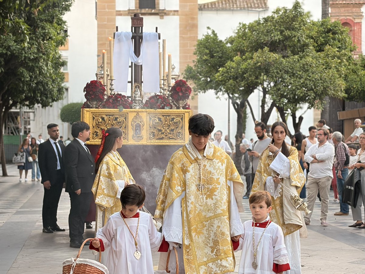 HdadColumna's tweet photo. 📸 Reportaje fotográfico del día de ayer, en el que nuestra Hermandad volvió a sacar a la calle, como marca la tradición cada último viernes de mayo, su querida Cruz de Mayo, organizada por nuestro Grupo Joven. https://t.co/mx4mWy02kX