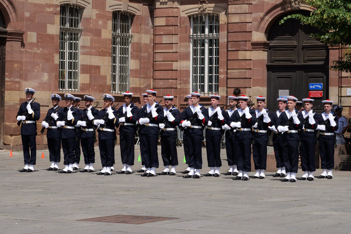 Prefet67's tweet photo. #400ansMarine | Depuis 400 ans, sur tous les océans, la Marine nous protège ⚓️

👉Dans le cadre des célébrations du 400ᵉ anniversaire de la Marine nationale, une cérémonie officielle s'est tenue aujourd'hui à Strasbourg pour rendre hommage à l'engagement des marins qui, depuis 4 siècles, portent haut les valeurs de discipline et de courage au service de la France.

🇫🇷 Un moment très solennel et républicain, présidé par le vice-amiral d'escadre Laurent Hermann, en présence du sous-préfet Karl Terrollion représentant Amaury de Saint-Quentin, préfet de la région Grand Est, préfet du Bas-Rhin, ainsi qu'en présence de représentants du corps diplomatique, d'autorités civiles et militaires.

👏 La présence des jeunes des préparations militaires et des classes de défense symbolise l'engagement de la jeunesse et la préparation de l'avenir !

💡A cette occasion, un village naval a été installé sur la place Broglie où a été projeté en avant-première et en plein air, le film anniversaire "Protéger", ainsi qu’une exposition consacrée à la Marine nationale au cercle militaire Broglie.