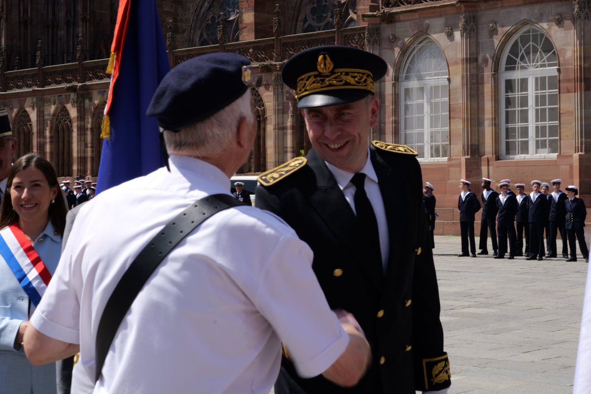 Prefet67's tweet photo. #400ansMarine | Depuis 400 ans, sur tous les océans, la Marine nous protège ⚓️

👉Dans le cadre des célébrations du 400ᵉ anniversaire de la Marine nationale, une cérémonie officielle s'est tenue aujourd'hui à Strasbourg pour rendre hommage à l'engagement des marins qui, depuis 4 siècles, portent haut les valeurs de discipline et de courage au service de la France.

🇫🇷 Un moment très solennel et républicain, présidé par le vice-amiral d'escadre Laurent Hermann, en présence du sous-préfet Karl Terrollion représentant Amaury de Saint-Quentin, préfet de la région Grand Est, préfet du Bas-Rhin, ainsi qu'en présence de représentants du corps diplomatique, d'autorités civiles et militaires.

👏 La présence des jeunes des préparations militaires et des classes de défense symbolise l'engagement de la jeunesse et la préparation de l'avenir !

💡A cette occasion, un village naval a été installé sur la place Broglie où a été projeté en avant-première et en plein air, le film anniversaire "Protéger", ainsi qu’une exposition consacrée à la Marine nationale au cercle militaire Broglie.