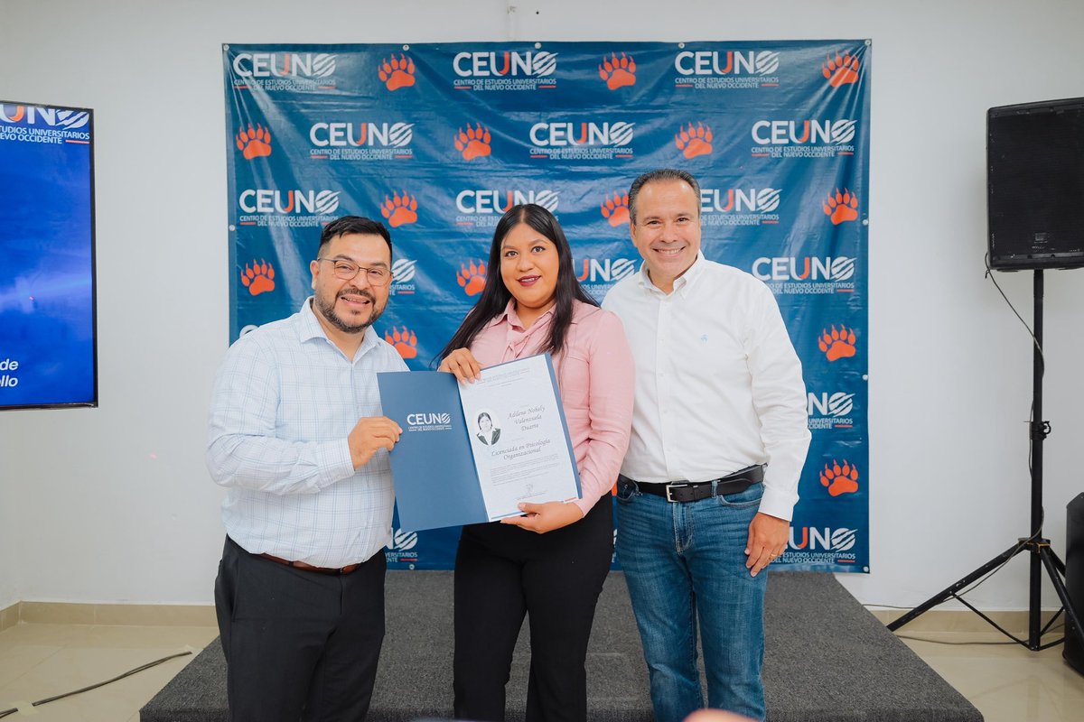 tonoastiazaran's tweet photo. Hoy estuvimos con estudiantes de CEUNO Navojoa en el 4to Congreso Internacional de Ingeniería “Innovación e Industria: El Futuro de la Ingeniería”. 👩‍💻⚙️☀️

Con gusto atendí la invitación de los jóvenes a compartirles cómo las energías renovables están transformando Hermosillo, demostrando que la innovación puede mejorar la calidad de vida de las personas. 🌎

¡Muchas felicidades a los recién graduados! 🎓  Juntos construiremos un futuro más sustentable y próspero. 🚀