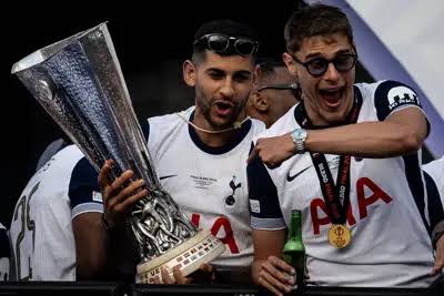 Ayhd126H's tweet photo. @Arsenal , look a European Trophy https://t.co/Ho5VtIHqTz