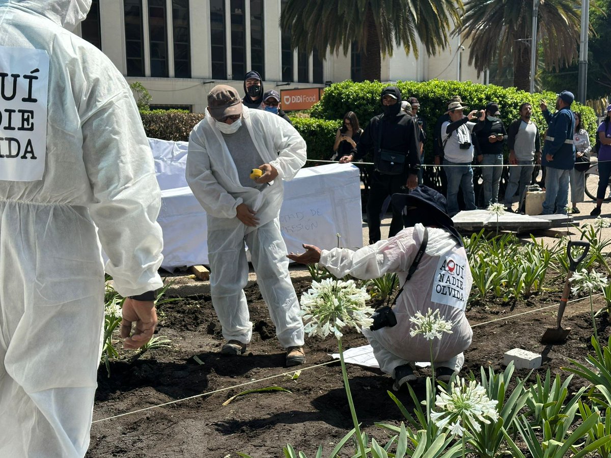 IMER_Noticias's tweet photo. 🗞️Familiares, amigos y periodistas instalaron en la Ciudad de México un memorial para las y los reporteros asesinados y desaparecidos en el país.

En el acto, exigieron justicia y que el gobierno dé continuidad a las investigaciones que siguen abiertas.

📸@carolas_27 https://t.co/NUZ4ItBxO3