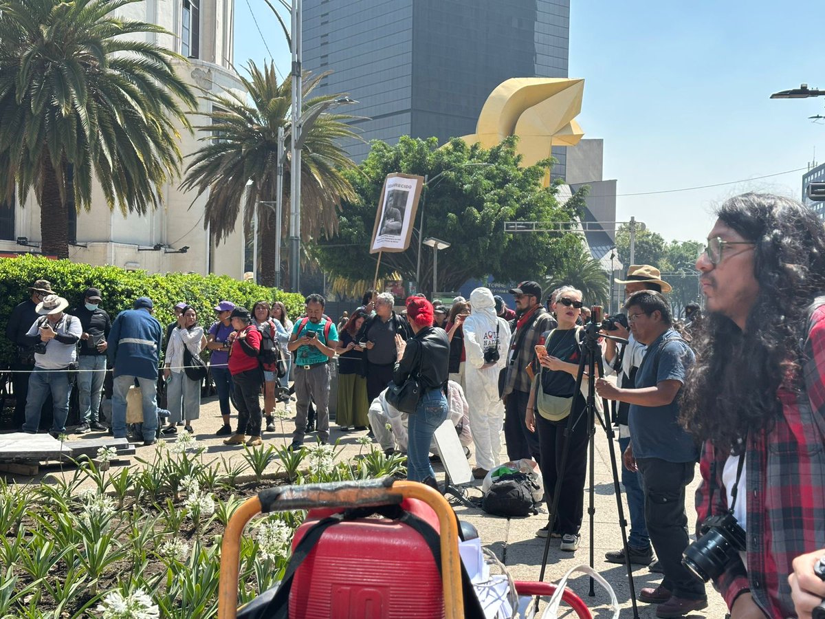 IMER_Noticias's tweet photo. 🗞️Familiares, amigos y periodistas instalaron en la Ciudad de México un memorial para las y los reporteros asesinados y desaparecidos en el país.

En el acto, exigieron justicia y que el gobierno dé continuidad a las investigaciones que siguen abiertas.

📸@carolas_27 https://t.co/NUZ4ItBxO3