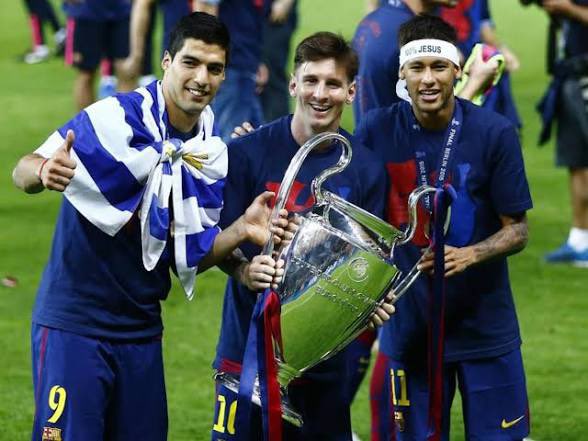 Redentor_Li's tweet photo. Imagina que viajas en el tiempo a 2015… te acercas a un culé que está en plena celebración del triplete, emborrachado de sí mismo y pensando que el Barça va a pillar al Madrid en Champions y que Messi será el jugador que gane más Champions. 

Te acercas y le susurras… en la próximos años se sabrá que pagabais al CTA y todos vuestros títulos quedarán manchados… y mientras vosotros no vais a ganar una Champions en la próxima década, os van a levantar primero a Neymar y luego a Messi, el City de Guardiola va a ganar una Champions, el PSG de Lucho va a ganar dos seguidas, y el Madrid levantará cinco, tres de ellas seguidas. 

Imagina sus risas y mofas y lo que viene después. 
Hay que entender el odio visceral de esta gente… ha tragado mucha, mucha mierda.