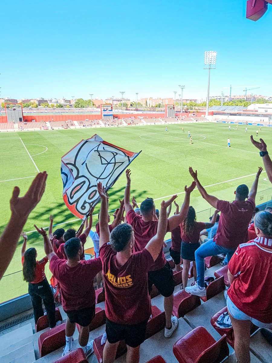 FondoSurEnPie's tweet photo. Primer On tour del año. Jornada 3. Definitivamente el juego ha empezado. Buena representación y animación del grupo dando color y vida a una ciudad deportiva siempre rancia, como son los dichosos filiales. https://t.co/emCu5cLskT
