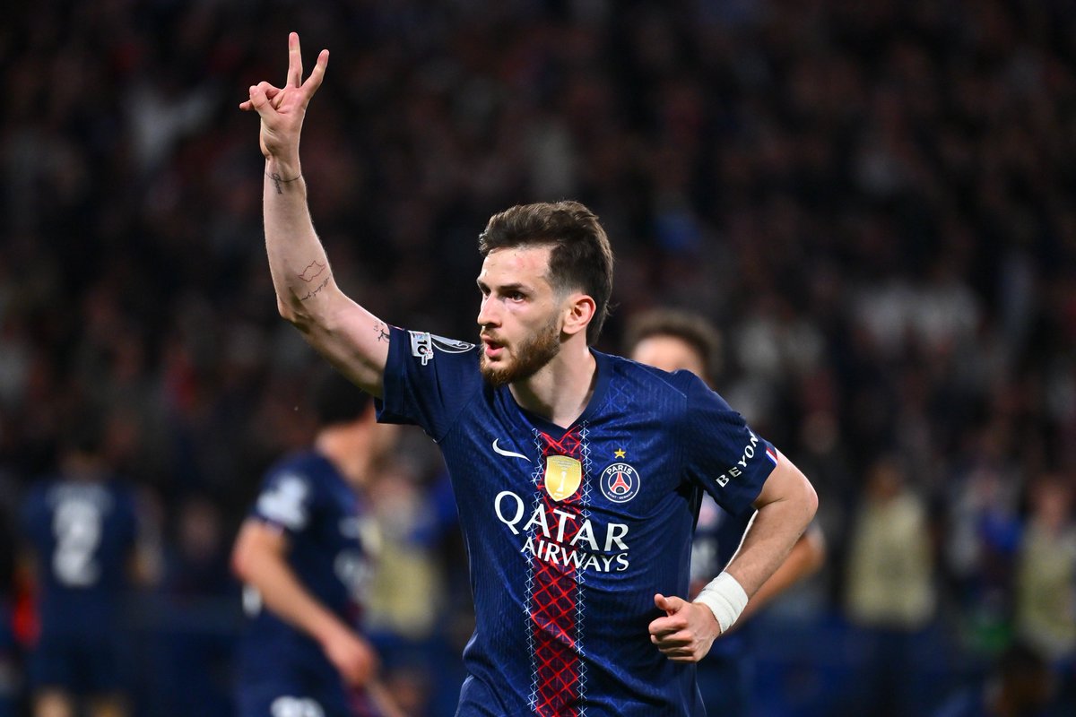 ActuFoot_'s tweet photo. Sans Coupe du monde, LE BALLON D’OR ÉTAIT POUR KHVICHA KVARATSKHELIA 🇬🇪, on débat même pas avec vous. 🌕

⭐️ Ligue des champions
🏆 Ligue 1
🏆 Trophée des champions

32 G/A TCC
🎯⚽️⚽️ en demi de LDC
🎯⚽️ en quart de LDC
⚽️⚽️⚽️ en 1/8 de LDC
⚽️ en 1/16 de LDC

x3 🎖️ HOMME DU MATCH en phase finale de LDC
🤩 Seul joueur de l’Histoire à avoir été décisif dans 7 matches de suite en phase finale de LDC (record)