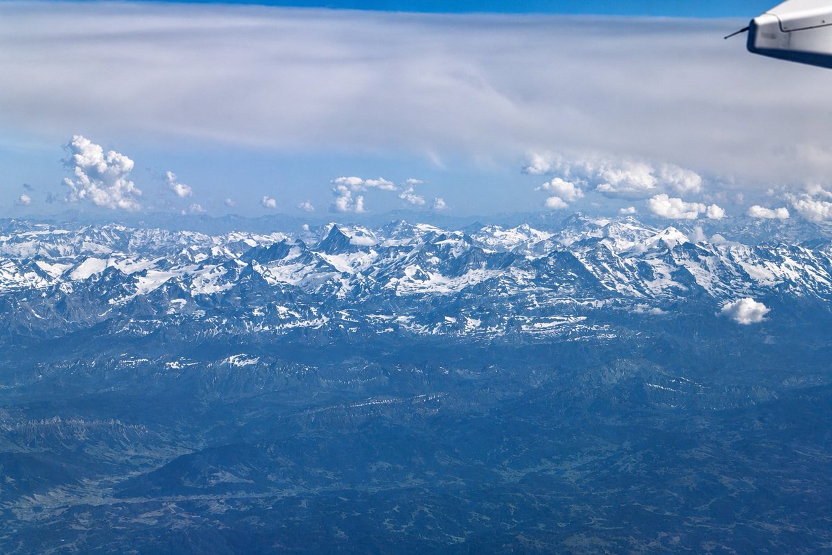 jrambaud's tweet photo. Los #Alpes . Panorama desde #Alemania #Glaciar #Aletsch creo que se ve el #Matterhorn o #Cervino y en últimas dos macizo del #MontBlanc
Con #tormenta cercana https://t.co/PEk9CvR8bE
