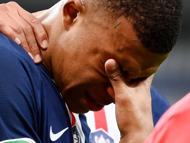 PlexisStrategy's tweet photo. Mbappe is like when you switch lanes in heavy traffic then the other cars start moving. PSG victorious vs boring Arsenal https://t.co/z1NfzvoeK1