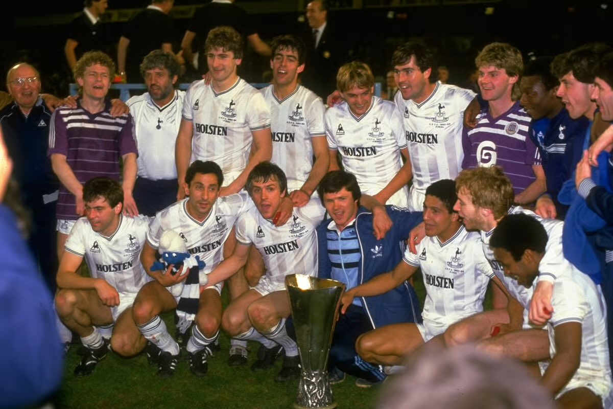 gilskn's tweet photo. @TottenhamBrasil Apenas um time em Londres foi campeão continental sem precisar vender até a alma para montar um bom elenco. Ele se chama TOTTENHAM HOTSPUR FOOTBALL CLUB PICA GROSSA 🐓🏆 https://t.co/pTTlUlPpP2