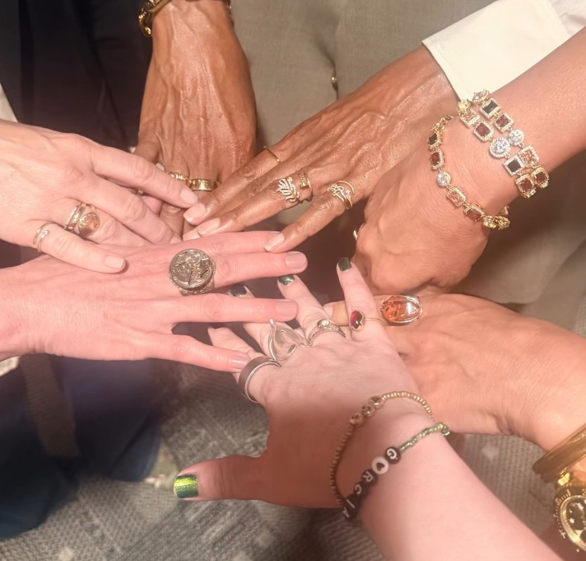 prentisswifts's tweet photo. HANDS!!!! https://t.co/HhCfQr7lo4