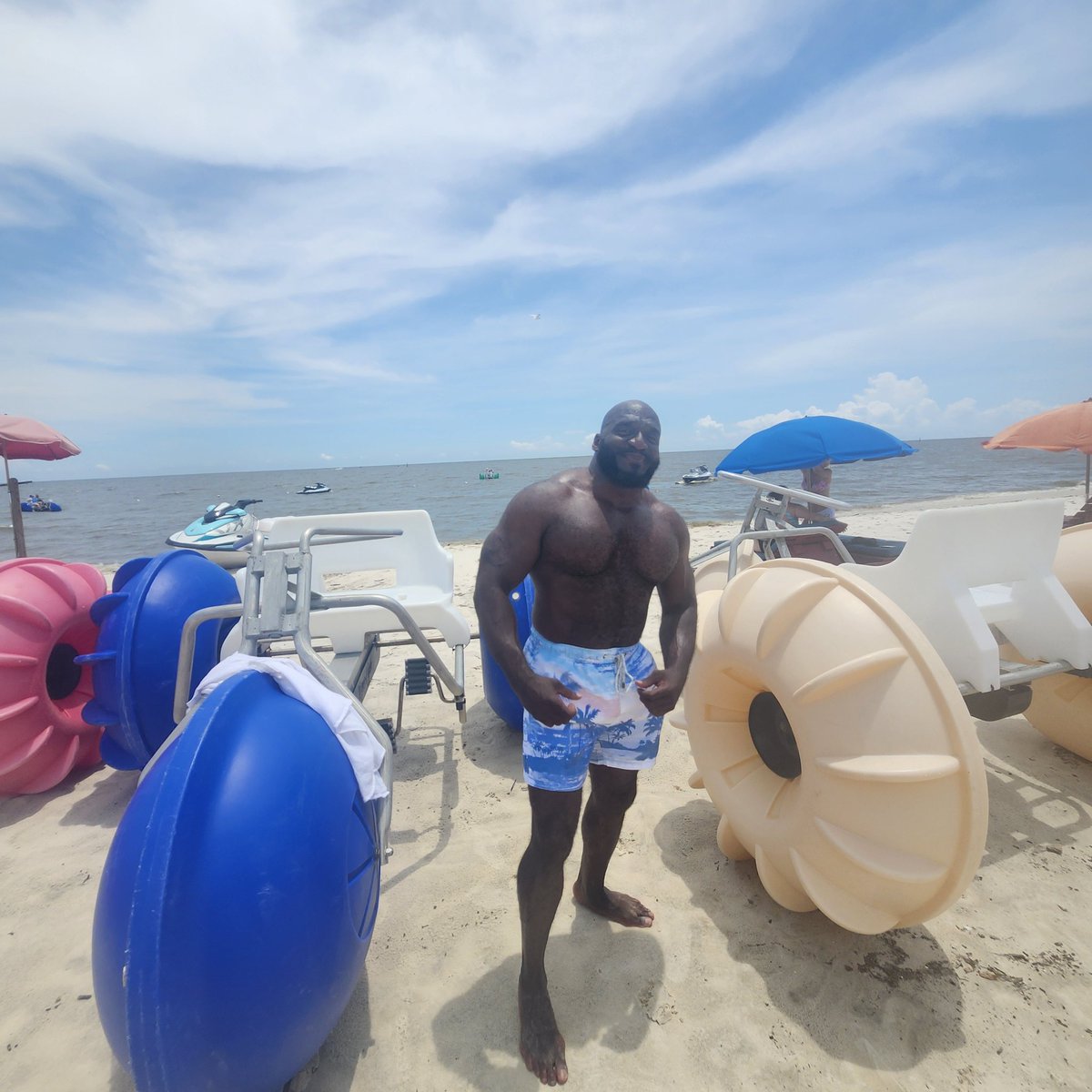 NPCMUSCLE_72's tweet photo. Enjoying my 54th Birthday on the Biloxi beach. https://t.co/Rtp5Mh8yVa