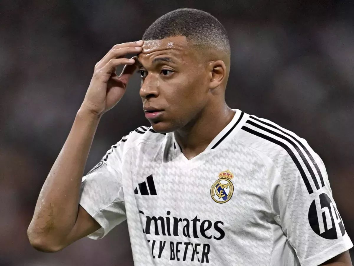 k4ywhizz's tweet photo. PSG won but why is Mbappe crying?? https://t.co/cmoytPDNLV