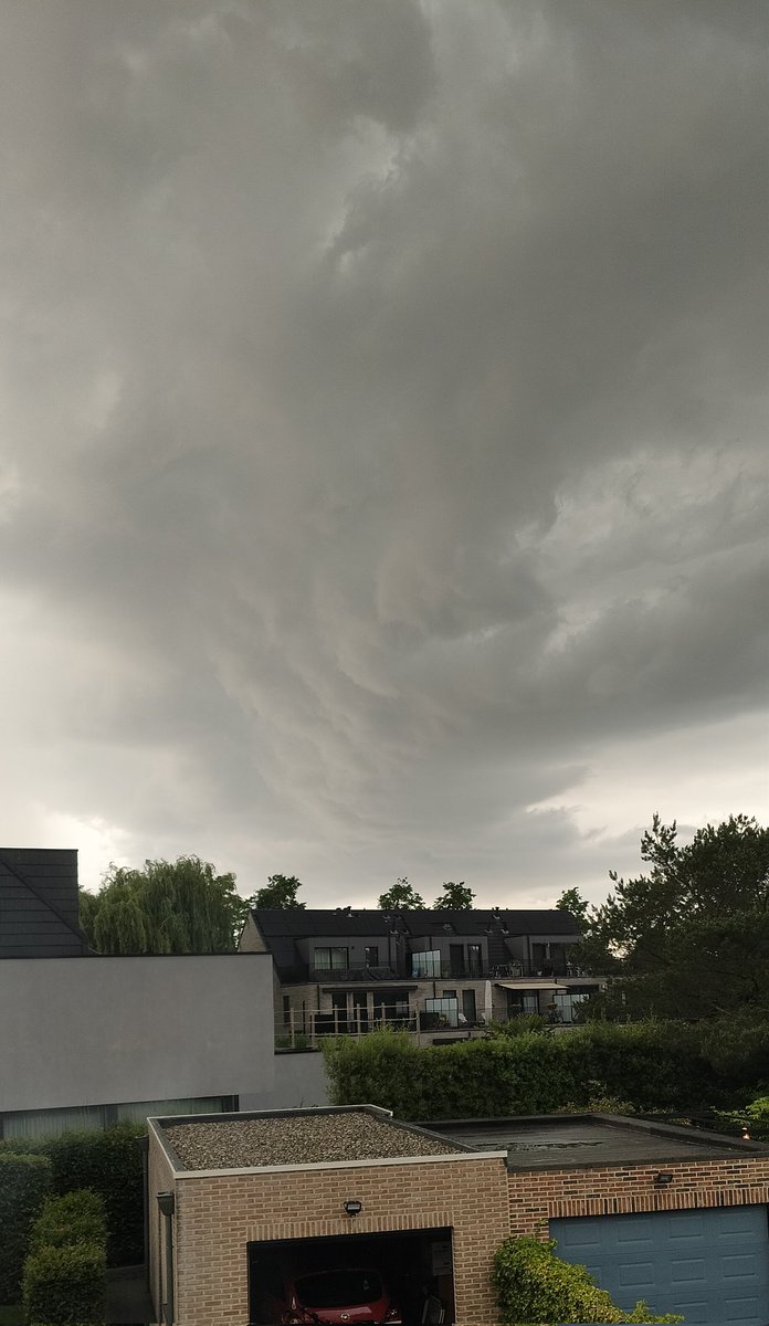 Lenn_vs's tweet photo. Wel mooie wolken 
#noodweer #noodweerbenelux https://t.co/M44jgL9Cto