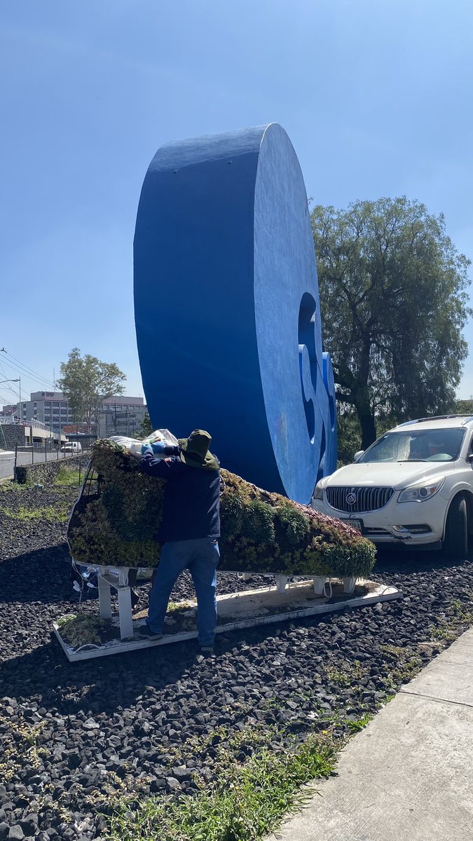 rutamex68's tweet photo. La Ruta enfrenta su mayor degradación de entorno en décadas, está invadida de ambulantes, vagabundos, basura, anuncios, grafiteros y ahora siembras sin estudio de impacto artístico y mantenimiento. ¿Que pasa? @SOBSECDMX El patrimonio es más valioso que 5 partidos @FIFAWorldCup https://t.co/PRglx5DJ3s