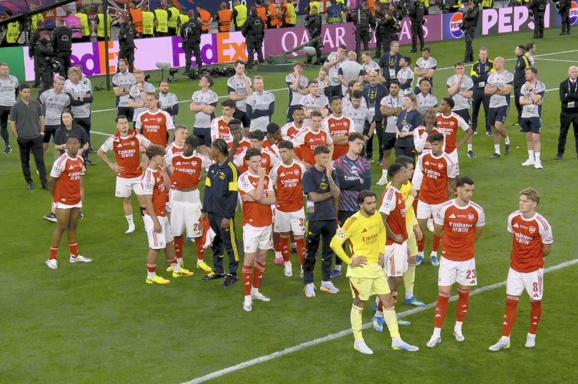 TouchlineX's tweet photo. 🚨 𝗡𝗘𝗪: The Arsenal squad after losing the Champions League Final. https://t.co/6e6LfVT1Dp