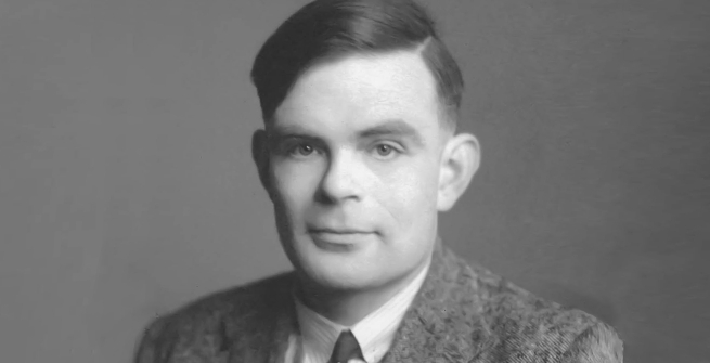 0xTheOracle's tweet photo. Imagina salvar millones de vidas y luego ser destruido por el mismo país que salvaste. Alan Turing, el padre de la computación y la inteligencia artificial, diseñó la máquina que descifró Enigma, el código nazi imposible. Su trabajo acortó la Segunda Guerra Mundial entre 2 y 4 años, salvando aproximadamente 14 millones de personas. Al terminar la guerra, Gran Bretaña le agradeció condenándolo por ser homosexual: le aplicaron castración química y le quitaron su seguridad. En 1954, Turing se suicidó comiendo una manzana envenenada con cianuro. Hoy, su máquina de Turing es la base teórica de todos los ordenadores del mundo. Un genio castigado por amar. La historia más dolorosa y brillante de la tecnología. 
¿Debería la sociedad actual rendirle más tributo?
