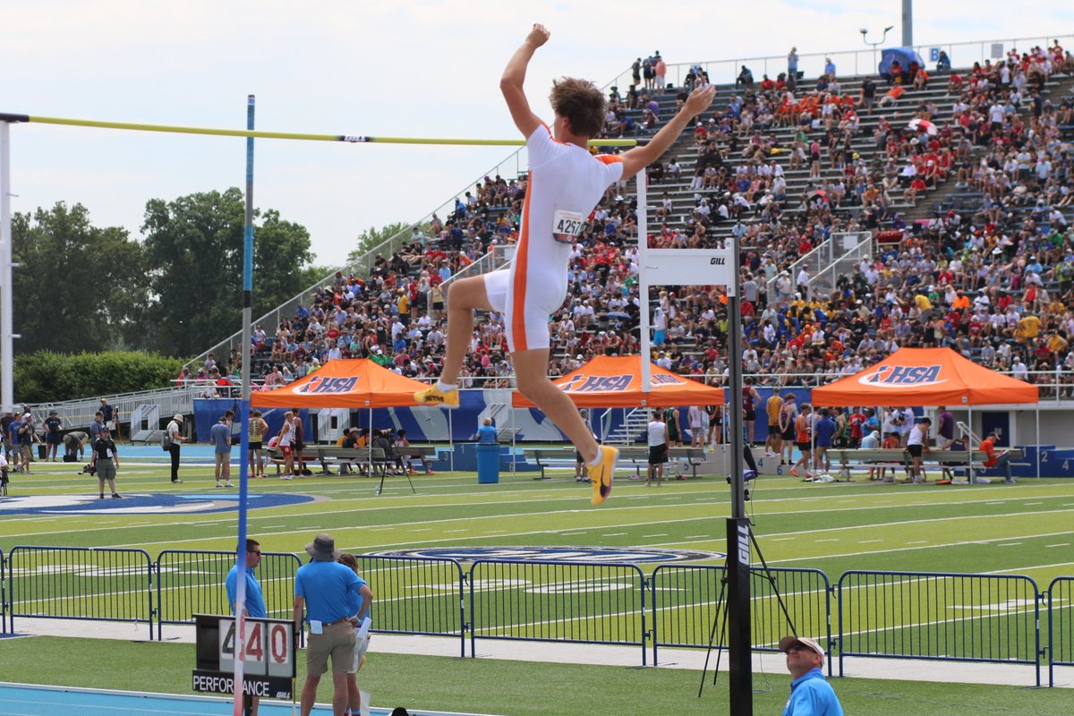 TrackEHS's tweet photo. Parker Ownes comes in at 4.40m/14-5.25 in pole vault and sails over on his second attempt. https://t.co/hGgFeafyMo