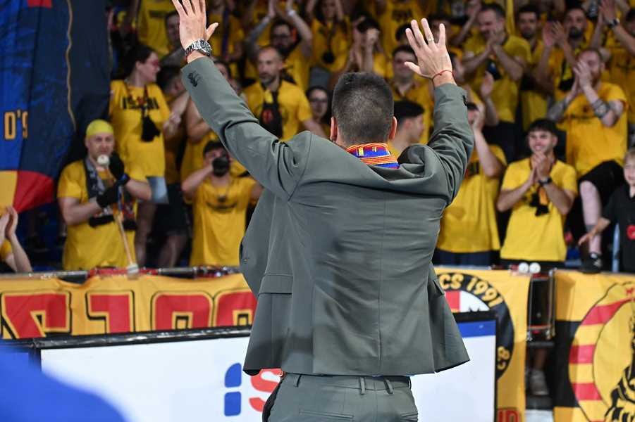Dracs1991's tweet photo. 9️⃣✨ Al nostre sostre d’estels, només un Déu amb el nou.

🔵🔴 La nit d’ahir la mereixies, Sergio. La teva samarreta ja penjada per sempre al Palau, a casa teva.

💛 Un dels nostres a la pista. Gràcies per tant, llegenda. El teu grup t’estima amb bogeria. https://t.co/HFV20mm2lY