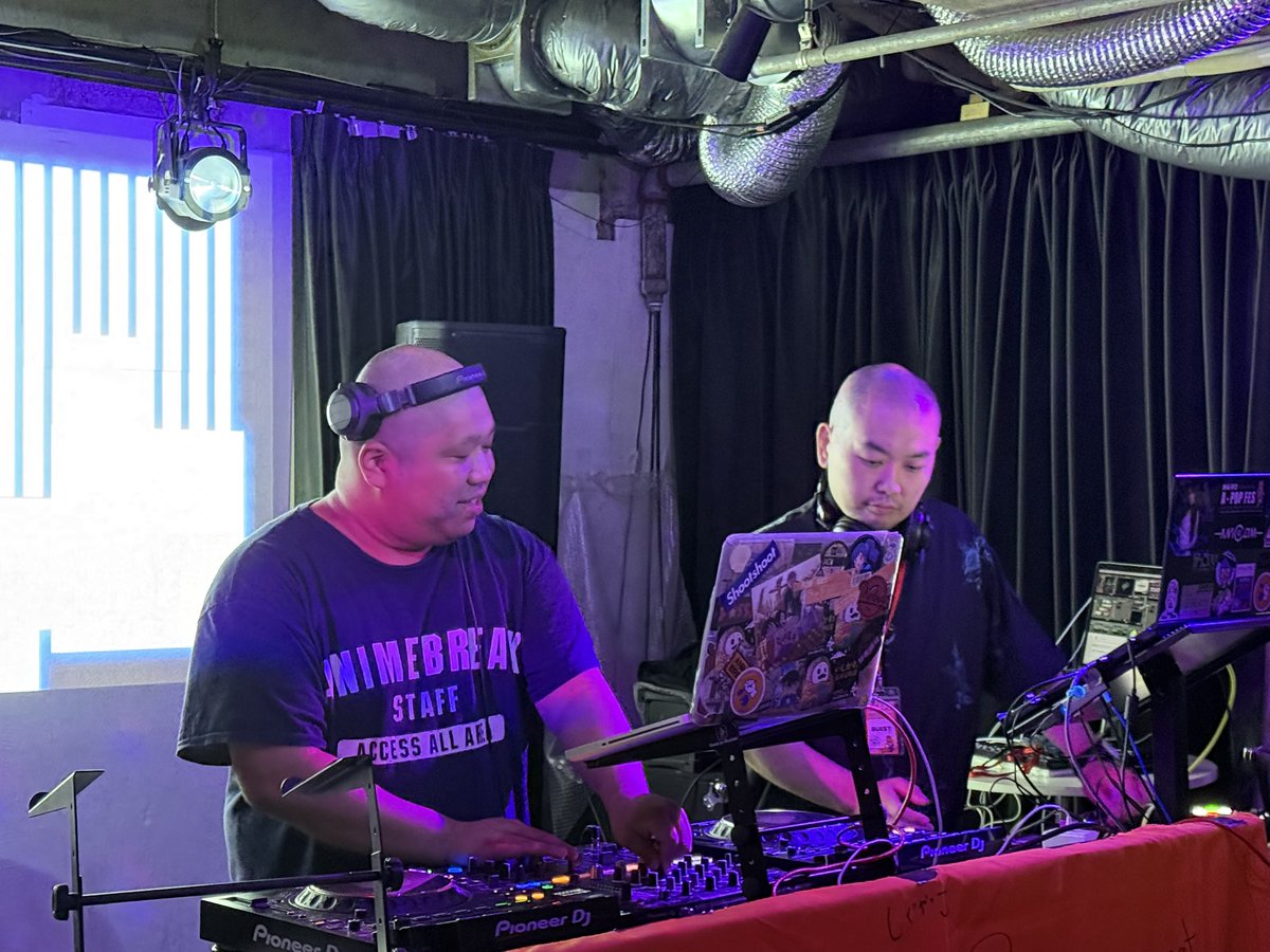 k_fukutaro's tweet photo. スキンヘッドのDJとVJは信頼できる #アニブレ https://t.co/2qJJfHBXQO