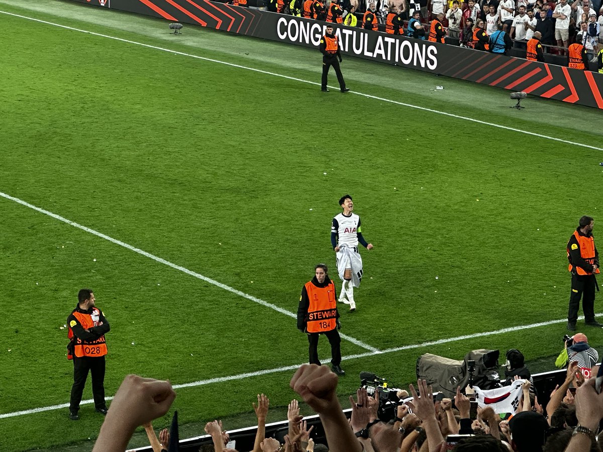 DLSpursFlag's tweet photo. Their quest for major European silverware goes on😅😅 https://t.co/pRAB2BxeYj