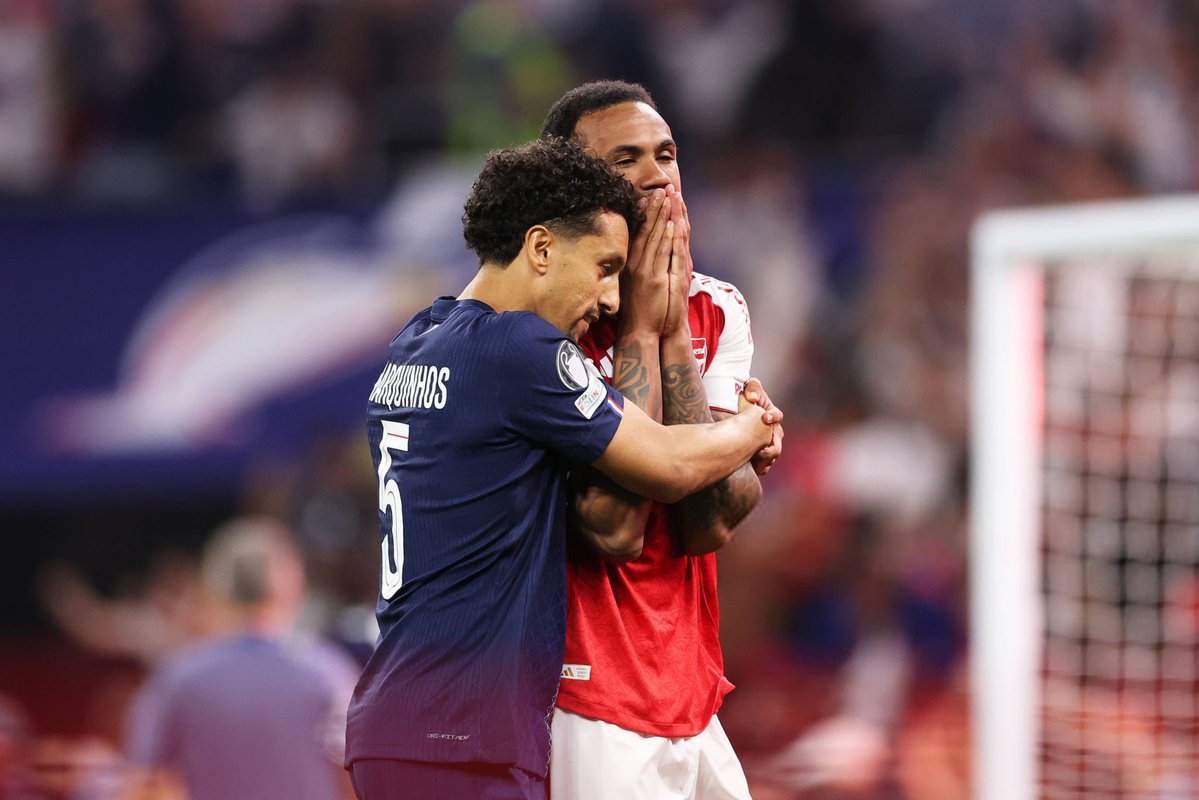 DataFutebol's tweet photo. Enquanto todos os jogadores do PSG foram comemorar o título, Marquinhos foi o primeiro falar com o Gabriel Magalhães, que havia perdido o pênalti decisivo e que deu o título para os franceses. 

Será a dupla de zaga titular do Brasil na Copa do Mundo.

Respeito! 🤝🇧🇷 https://t.co/ptwQMxWz8z