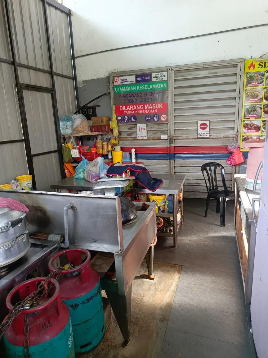 update11111's tweet photo. High risk macam ni pun boleh lepas ke dbkl?  Boleh ada dapur masak laluan masuk pencawang .
(Lokasi lengkap tidak diperolehi)

#Dbkl
Kredit owner 📸 https://t.co/ahzb5n9Tgh