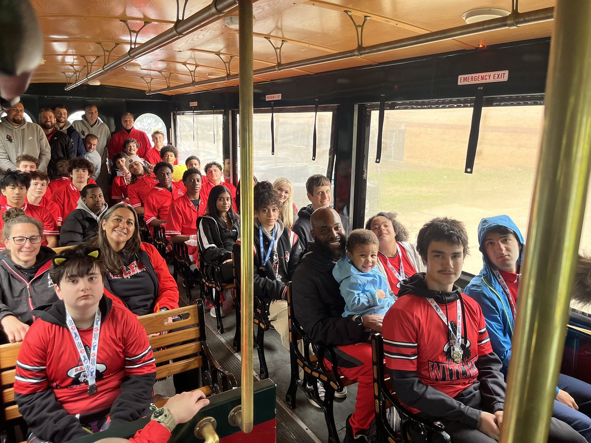 WitchesSports's tweet photo. It was an amazing day celebrating our State Champions today! Thank you to Salem Police and Salem Fire for providing the escort through the city!
#GDTBG #GoWitch https://t.co/2MHkCsMwWr