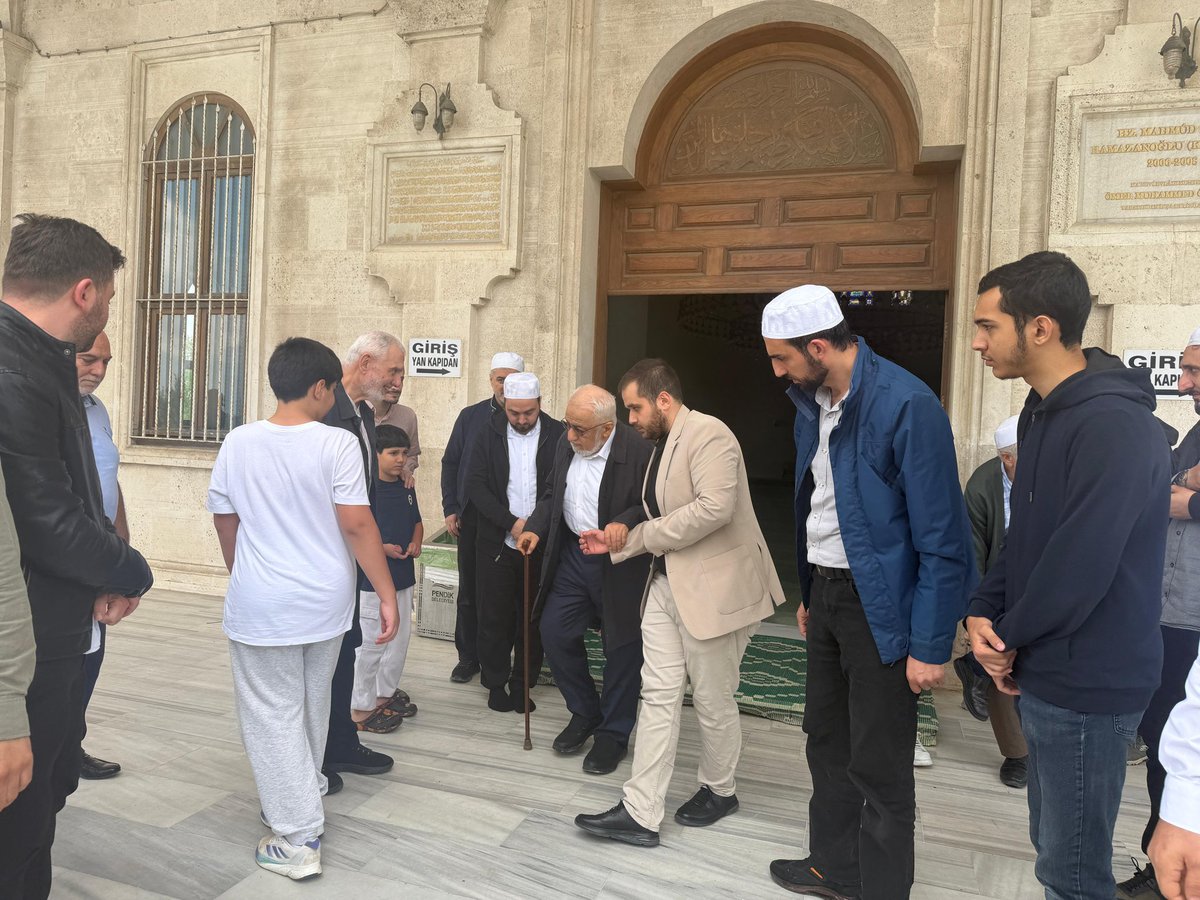 hzmahmudsami's tweet photo. Ömer Öztürk Efendi bayram namazını, bânisi olduğu Hz. Mahmud Sami Ramazanoğlu (k.s.) Câmii'nde edâ ederek akabinde tebrikleri kabul ettiler.

Cenâb-ı Hakk, Ümmet-i Muhammed'i kendilerinden hakkıyla müstefîd eylesin. https://t.co/Vnc5OIWUnl