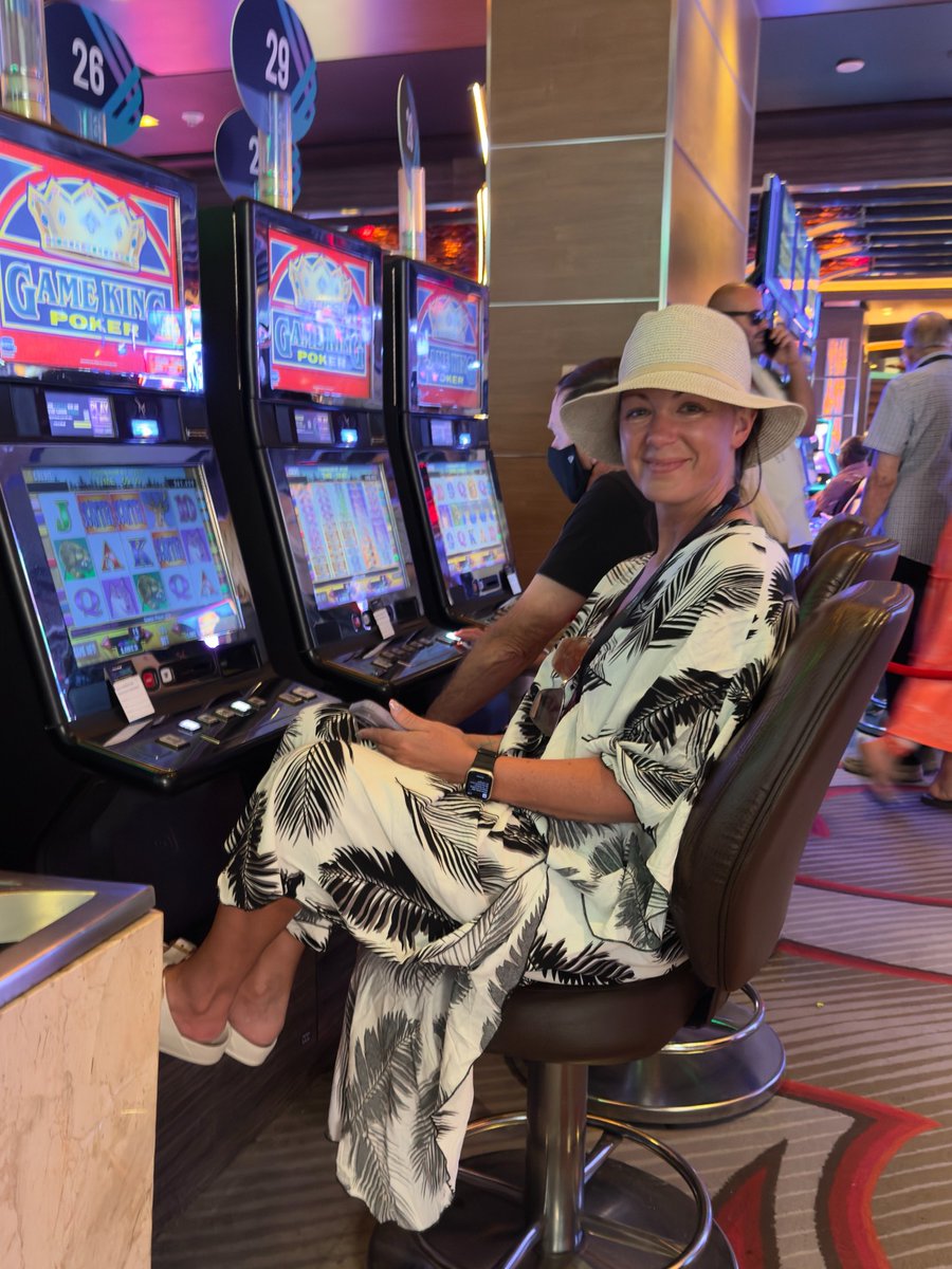 pennplay's tweet photo. Two thumbs up for all the fun had today. 🤩 

But the tournament has now come to an end. The journey has led us here. Now it’s time for the big reveal. Our guests will be heading to the awards ceremony soon, where our #PENNPlayMillionaire will be crowned. 🏆 https://t.co/sVI55ZflJJ