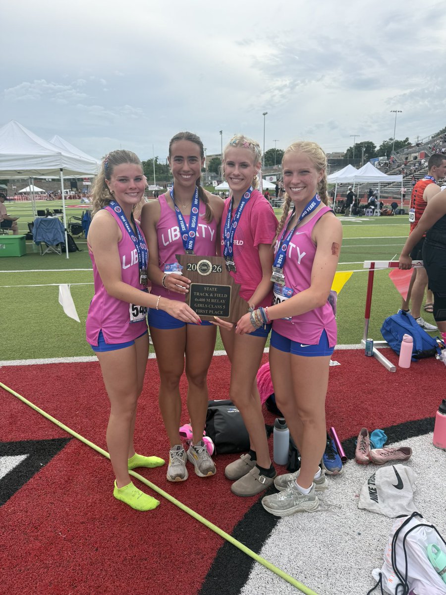 LadyJaysTF's tweet photo. STATE CHAMPIONS and SCHOOL RECORD! 3:49.72!
4x400! 🏆 
Lily O’Brien, Tessa Perdue, Caleigh Brownfield, Harper Grosdidier! https://t.co/8kAURPf9dZ
