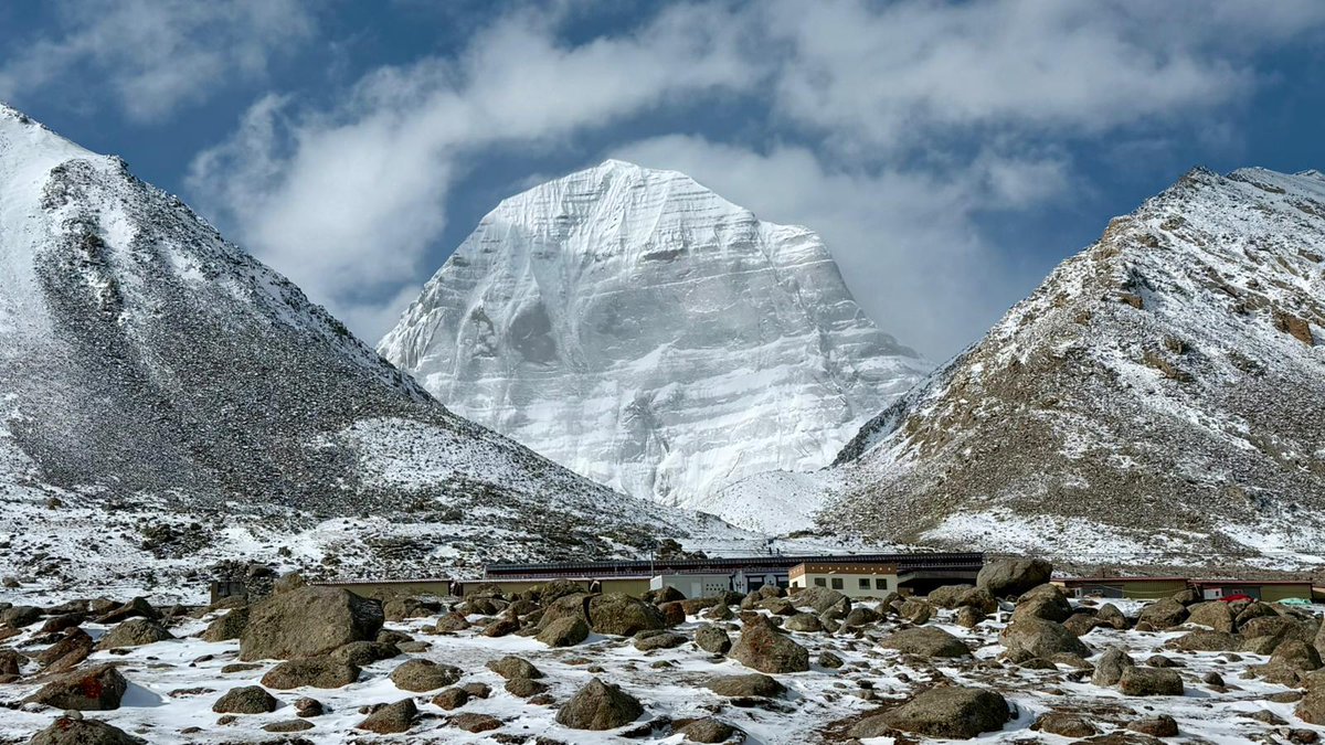 Shaloo2026's tweet photo. Wow this mountain looks amazing! And cold https://t.co/QkELiPWnmW