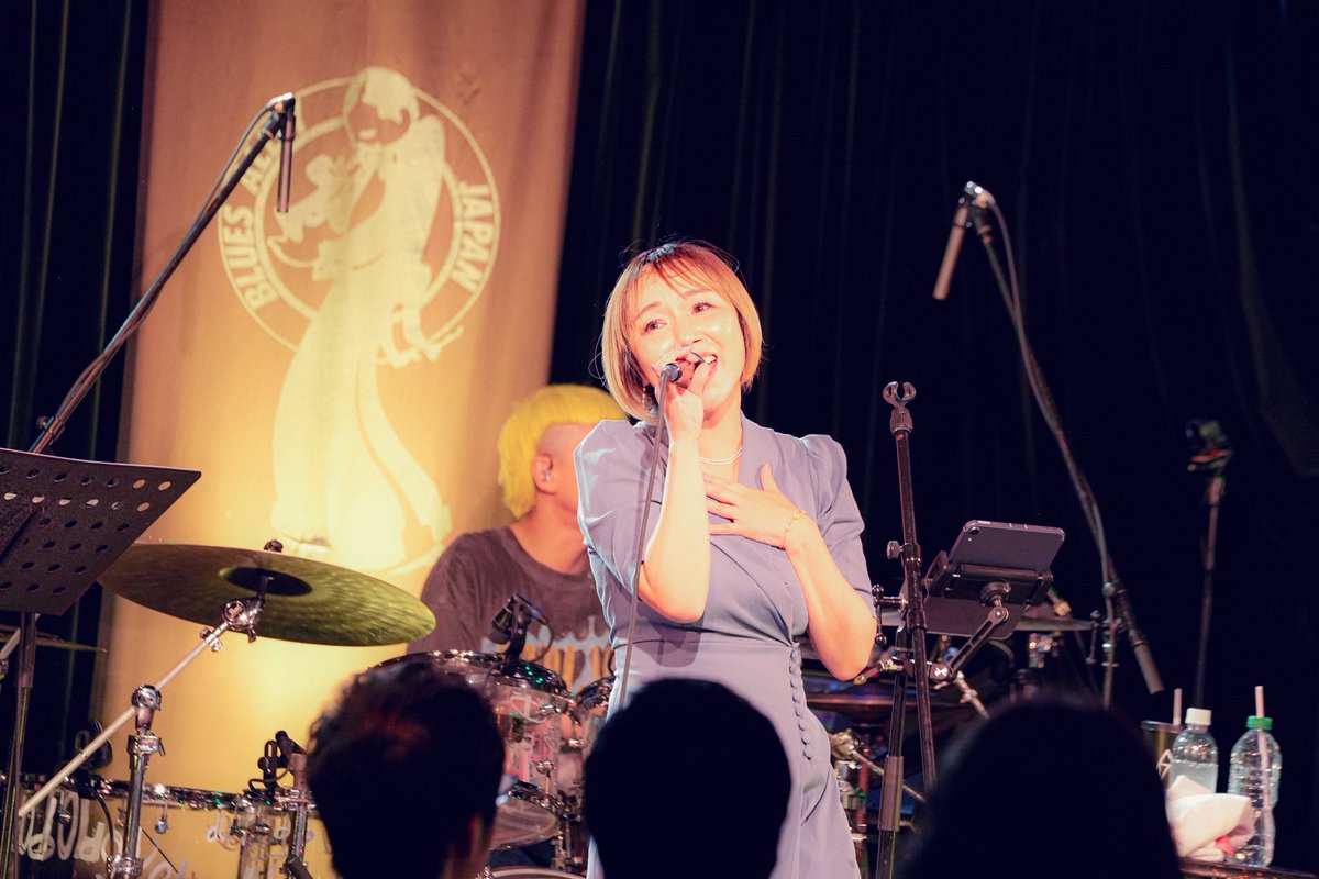 AtoZyoU's tweet photo. 私の特別な人SEAMO塾長との2マンLIVE久しぶりで、たくさん笑って、たくさん歌って、幸せいっぱいでした🌻
大好きすぎる音楽仲間との時間もこのまま止まればいいのに🥺
扁桃炎で思うように歌えず悔しかったので、来年20周年なんでなんか催し物やりますね🙏🏼✨
みんなありがとぉ🫶🏻

Photo @kairi__1103 https://t.co/HDmjQ8teiF