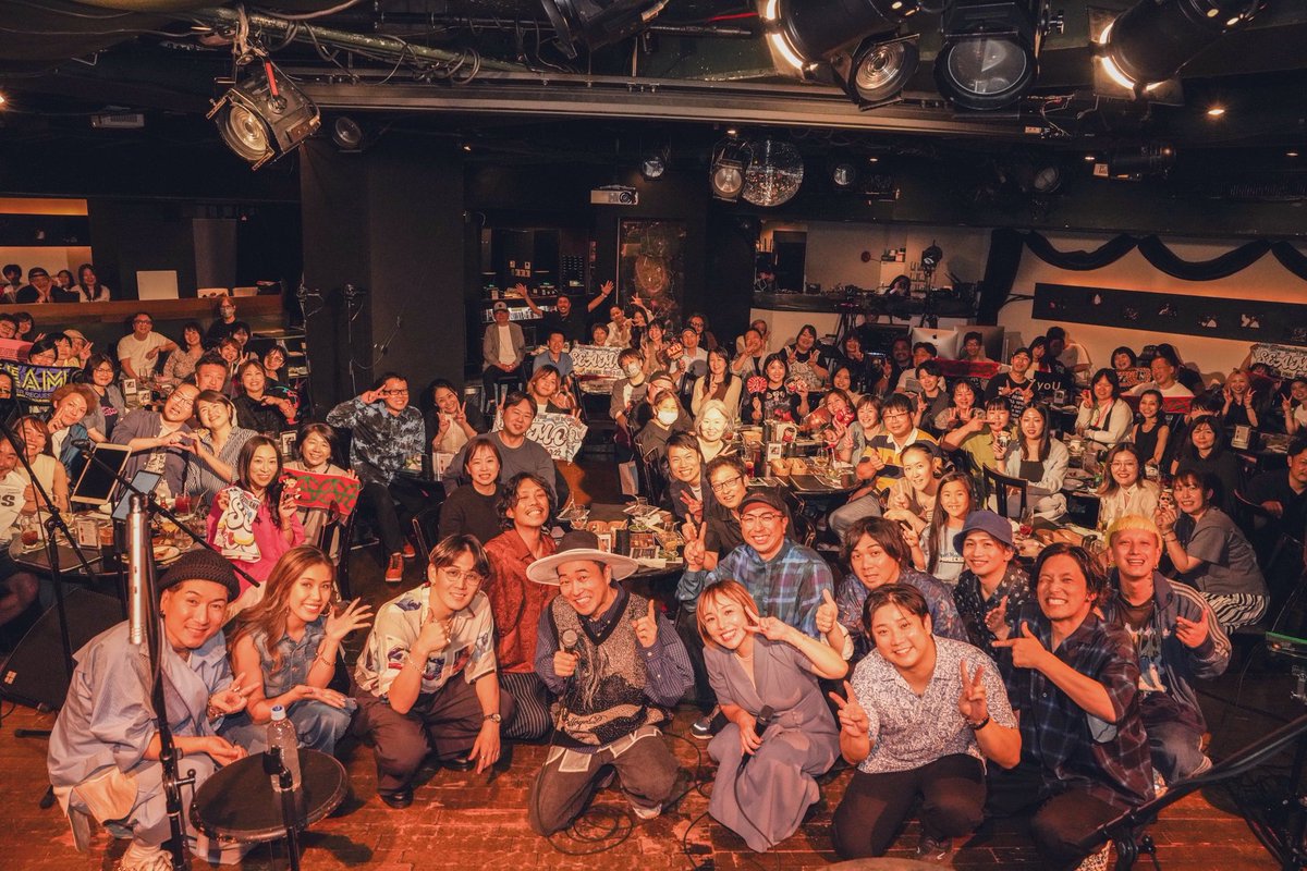 AtoZyoU's tweet photo. 私の特別な人SEAMO塾長との2マンLIVE久しぶりで、たくさん笑って、たくさん歌って、幸せいっぱいでした🌻
大好きすぎる音楽仲間との時間もこのまま止まればいいのに🥺
扁桃炎で思うように歌えず悔しかったので、来年20周年なんでなんか催し物やりますね🙏🏼✨
みんなありがとぉ🫶🏻

Photo @kairi__1103 https://t.co/HDmjQ8teiF