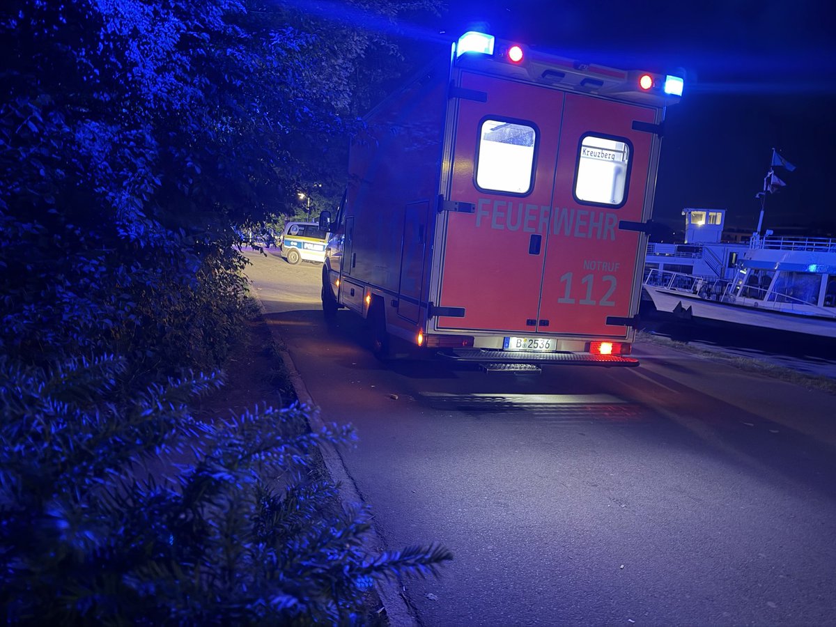 PolReporter's tweet photo. #Berlin #Treptow - Mann ins Wasser geraten und gerettet, mit Rettungswagen ins Krankenhaus https://t.co/HmDJIA5yiK