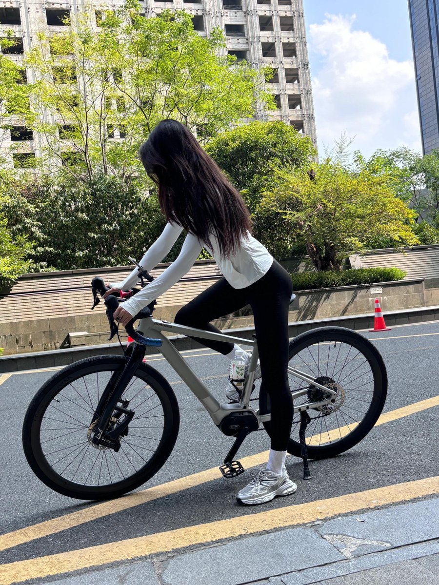 Vaitesgfdsn's tweet photo. 曲線美を叶えるシャークパンツが主役！ラッシュガードを合わせれば、最強のサイクリングコーデの完成。 https://t.co/5Xk7vXQxPd