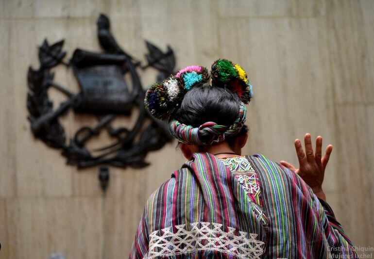 AbueloDeSiete's tweet photo. #ProhíbidoOlvidar | Cuando  Zury Ríos [@zuryporguate] roció perfume —Siete Machos, seguramente— sobre las mujeres ixiles sobrevivientes de las masacres y el genocidio perpetuado por su padre porque «apestaba» la Sala de Vistas de la Corte Suprema de Justicia [@PoderJudicialPY] con su presencia.