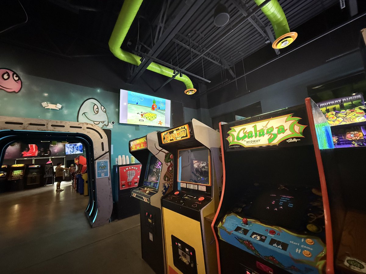 _JakeTaylor's tweet photo. Took my son to my buddy’s arcade today - the wall of pinball machines gets me every time! https://t.co/3x7tkdeK5P