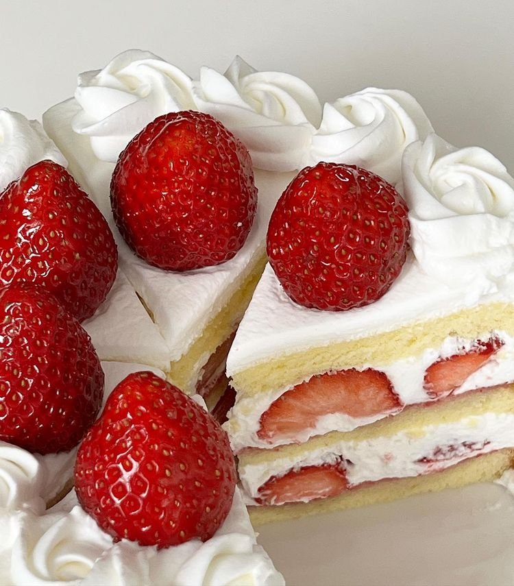 GoddessEveaa's tweet photo. Have you ever tried strawberry cake? https://t.co/qGfrAAV2gE
