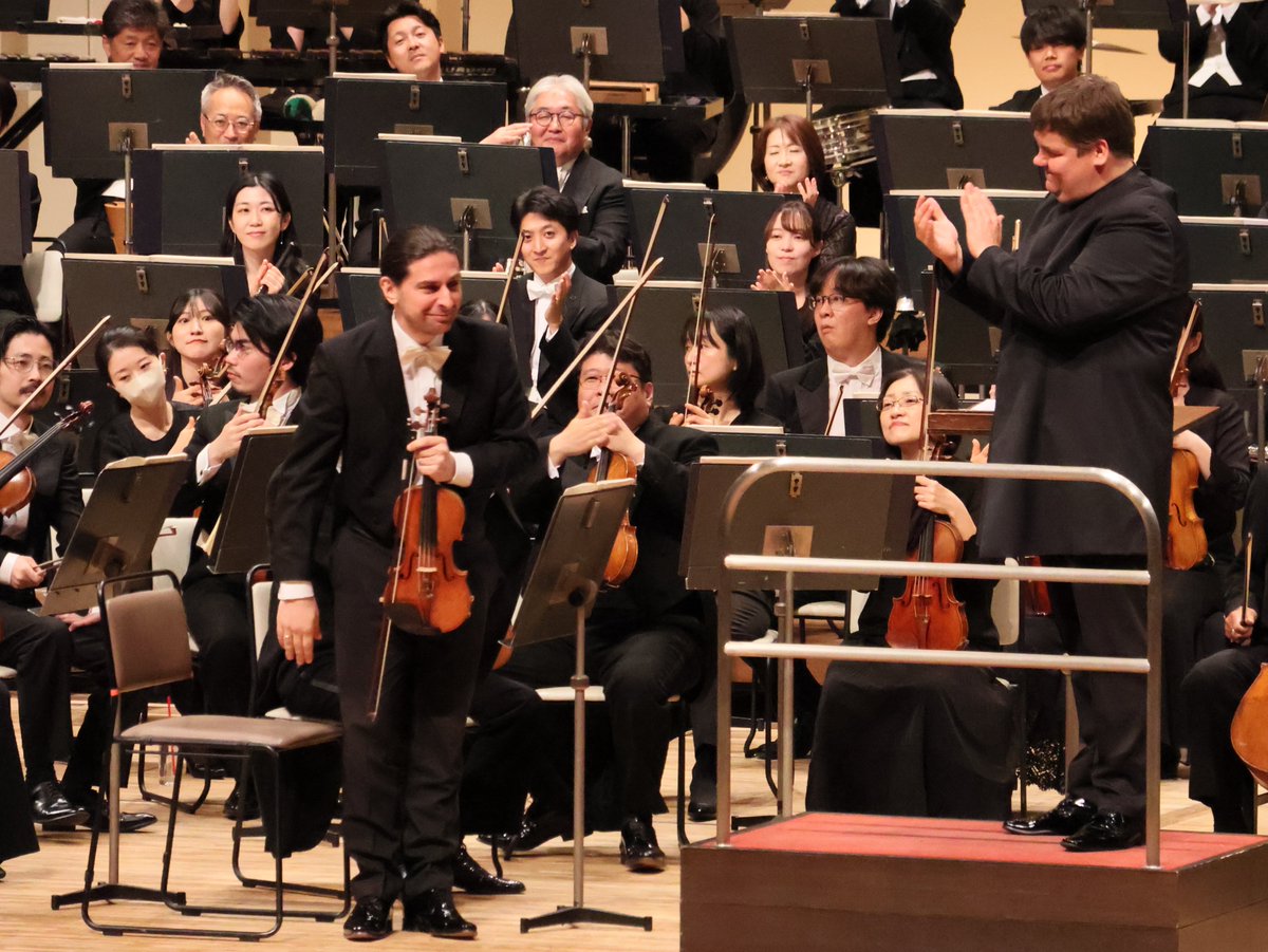 NHKSO_Tokyo's tweet photo. #N響 5月定期公演 Cプログラム 2日目から📷
（その2）
2026年5月30日(土)
NHKホール
#nhkso #AndrisPoga #shostakovich #vasks

指揮：アンドリス・ポーガ

ヴァスクス／感謝の歌 (2026)
ショスタコーヴィチ／交響曲 第4番 ハ短調

続く後半は一転して、大編成のオーケストラが放つ鋭角的な響きが際立つ、ショスタコーヴィチの《交響曲第4番》です。

#ポーガ は前半と異なり指揮棒を持ってオーケストラを統率。
様々な音楽的要素が入れ代わり立ち代わり現れ、複雑な響きも多々聴かれるこの交響曲を見事な手際で捌き、その棒に必死に応えるオーケストラと共に、作品の真価を客席に伝えました。

カーテンコールでは、今回ゲスト・コンサートマスターを務めてN響の演奏に初めて加わった #ジュリアン・ズルマン にも惜しみない拍手が👏
ズルマンは6/4、5の6月定期公演Bプログラムでも、引き続きゲスト・コンサートマスターを務めます。

そして今回のポーガさんとの共演を締めくくるにあたり、オーケストラからポーガに花束を贈呈💐
心からの感謝の気持ちを伝えました。
プレゼンターは第1ヴァイオリンの #東條太河 でした。