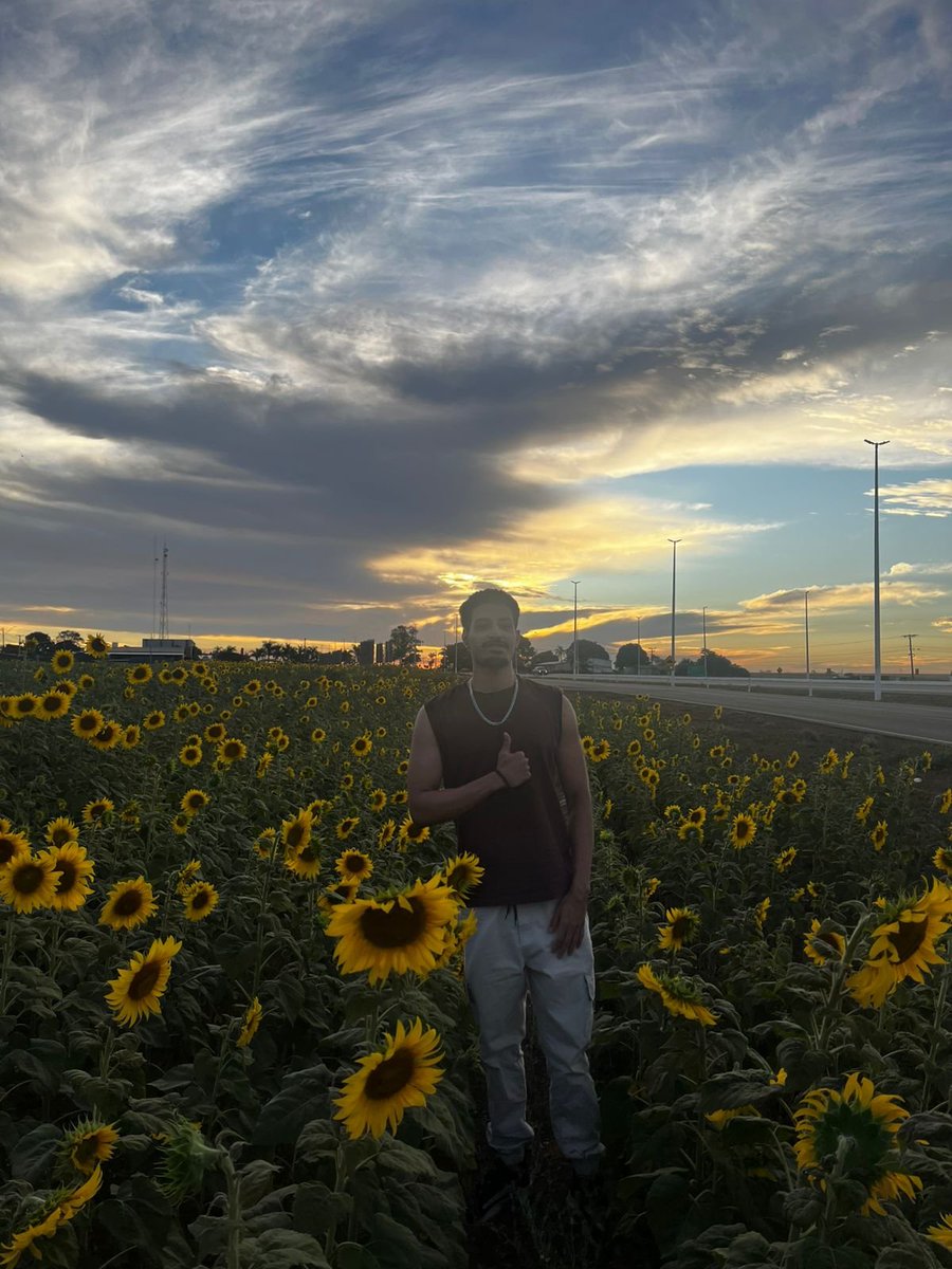 eimath99's tweet photo. Aquela pose de quem não sabe fazer pose 👍 https://t.co/sQgyIjjFZY