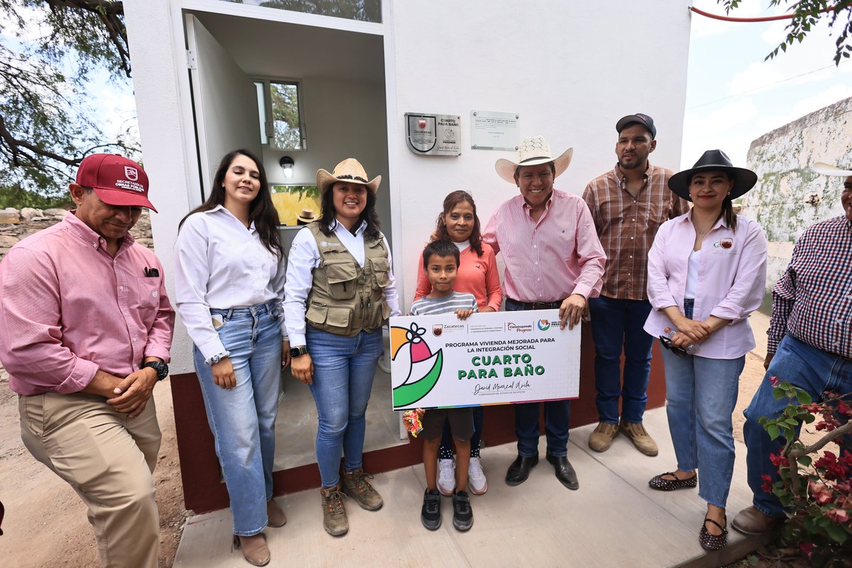 Seduvot_Zac's tweet photo. Durante la gira de trabajo en el municipio de #Fresnillo, el Gobernador @DavidMonrealA, acompañado por equipo de la #Seduvot, en representación de la secretaria Luz Eugenia Pérez Haro, hizo entrega de cuartos adicionales y cuartos para baño en la comunidad El Mezquite. https://t.co/dQDTR3Q89F