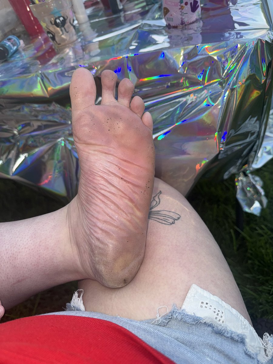 baddie_madiXXX's tweet photo. i’m having a party and you’re at home gooning to my jammy feet :3 https://t.co/rBshjqZFDG